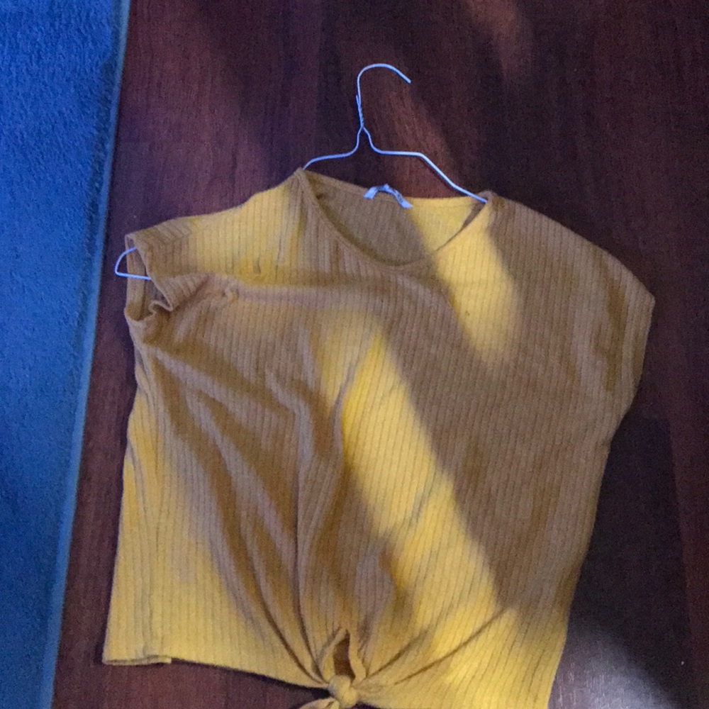 Stretchy yellow t shirt